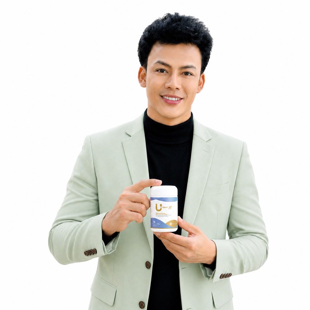 ผู้แนะนำผลิตภัณฑ์ถือกระปุก U-QMAC อีกมุมหนึ่ง